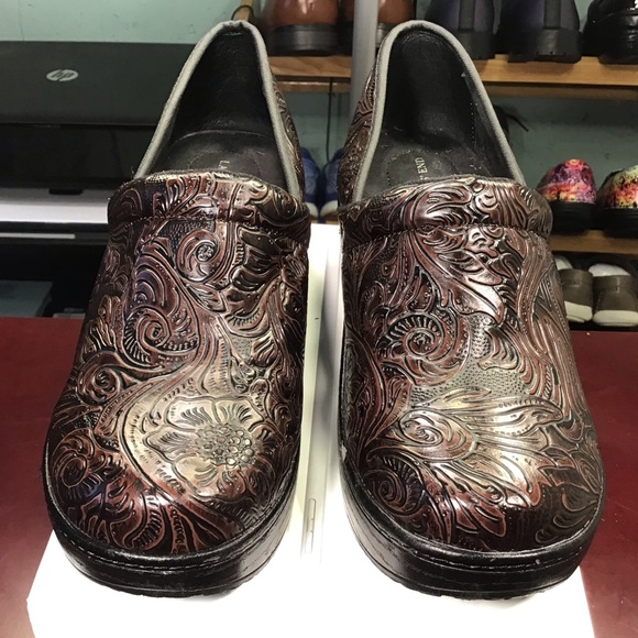 Lands' End Brown Etched Floral Clogs. - Picture 4 of 12